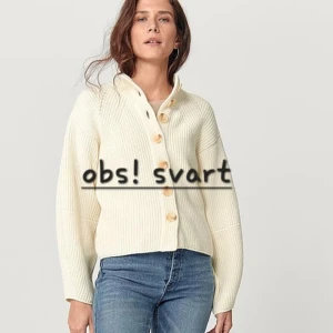Svart stickad kofta från Dagmar - Säljer en snygg svart stickad kofta från Dagmar. Modellen heter cardigan morina, storlek M. Figurnära kortare modell med stora knappar, hög hals, överdimensionerade ärmar med nerhasad axelsöm. Nypris 2995kr. Obs tröjan jag säljer är svart,  bilden på den vita koftan är för att visa modellen. Fint skick utan anmärkningar förutom möjlighet lite ytludd.