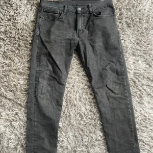 Grå jeans från Levi's - Mörkgrå jeans från Levis. Strl 32. Bra skick. Skriv vid frågor