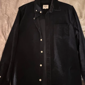 Skjorta/overshirt  - Marinblå skjorta/overshirt, storlek M. Bra skick.  