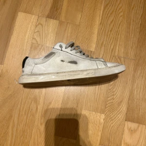 Oliver cabells, Low 1 belmont storlek 38  - Snygga vita sneakers med grå snörning och en unik cirkeldetalj på sidan. Skorna har en svart hälflik och är perfekta för en avslappnad stil. Oliver Cabells. Ordinarie pris 2700 med tull och frakt. Kvitto finns. 700 inklusive frakt 