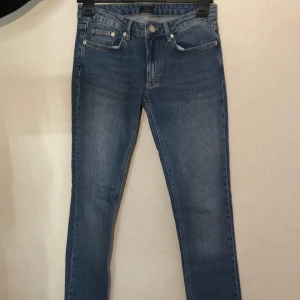 Blå jeans från Nelly  - ❗️TAR ENDAST EMOT SWISH, skriv t mig vid köp ❗️Snygga blå jeans från Nelly. Använda några gånger. 🩵