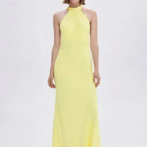 Gul lång/balklänning - Snygg gul långklänning med halterneck och knyt i nacken. Perfekt för bal eller fester! Säljer pågrund av att jag hittade en annan balklänning, den är helt oanvänd med prislapp kvar!!