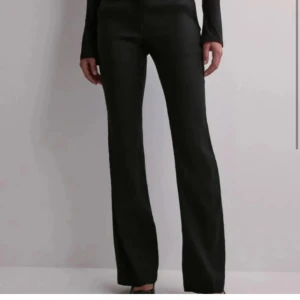 Low waist linen flare pants  - Säljer helt nya Nelly byxor. Lappen är fortfarande på, endast testade. Jag köpte flera olika storlekar. Säljer ett par vita också, tveka inte att skriva om du har frågor🫶🏼