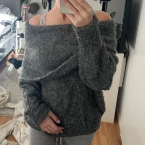 Grå offshoulder tröja - Mysig grå offshoulder tröja i mjukt material. Säljer en precis likadan fast i vit! Den är från H&M i storlek Xs men passar större storlekar också! Säljer för 200kr😊