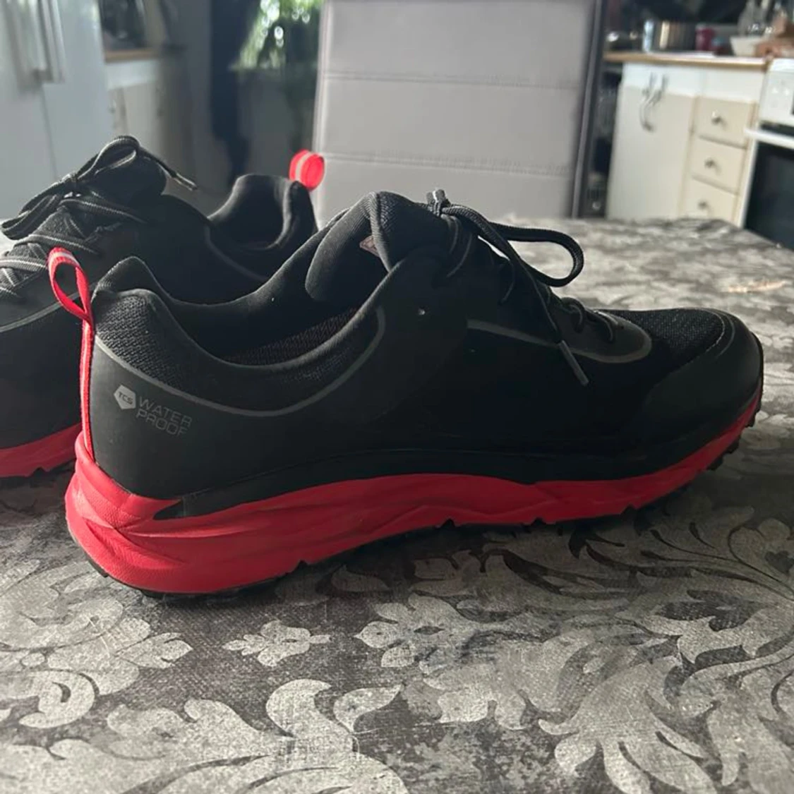 Svarta och röda sneakers med snörning - 1