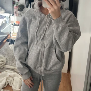 Grå hoodie med dragkedja - Säljer en bekväm grå hoodie med dragkedja och huva! Den är från Weekday i storlek Xs, jag säljer den för 200kr men vid en snabb affär kan priset diskuteras!😊