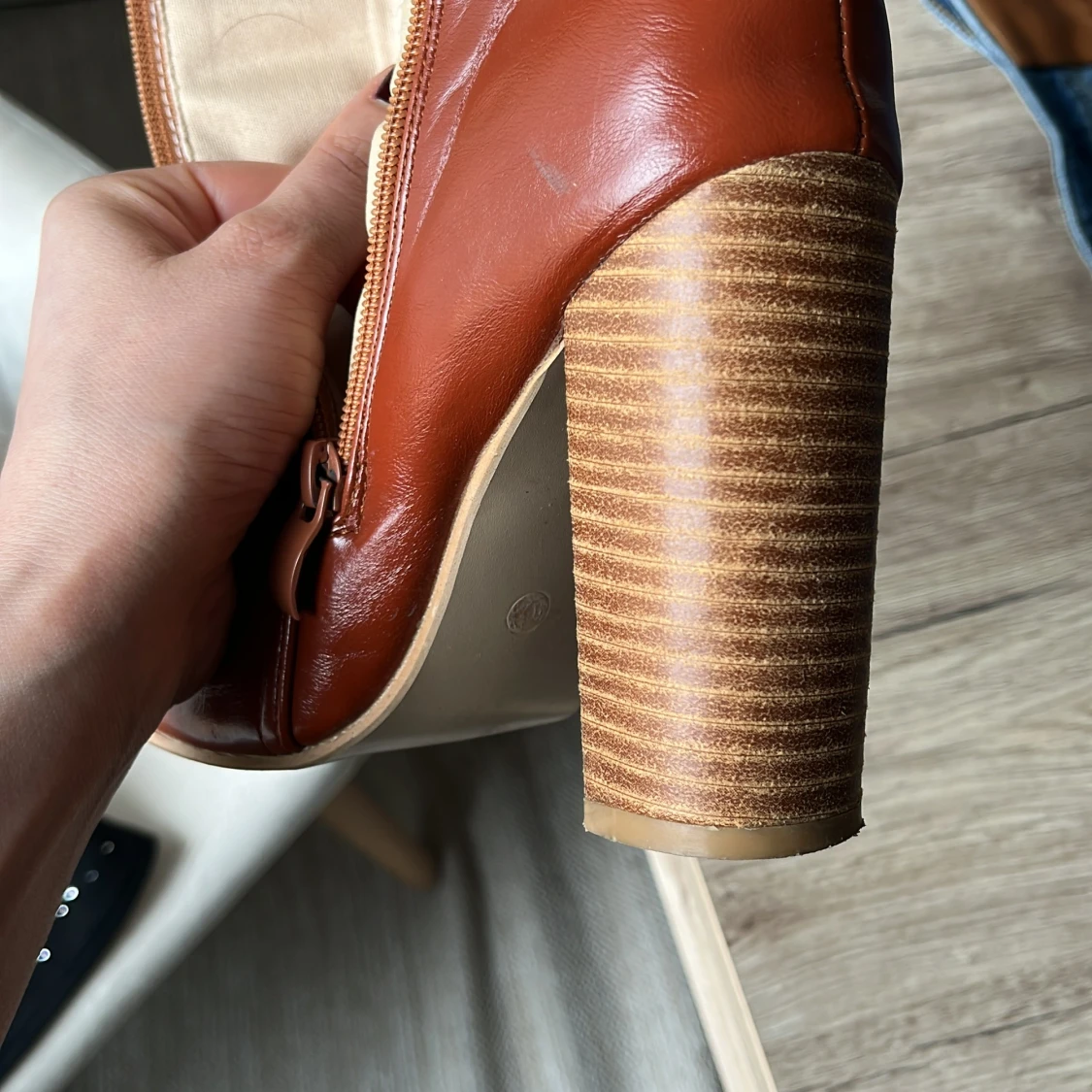 Bruna skinnstövletter med klack - 4