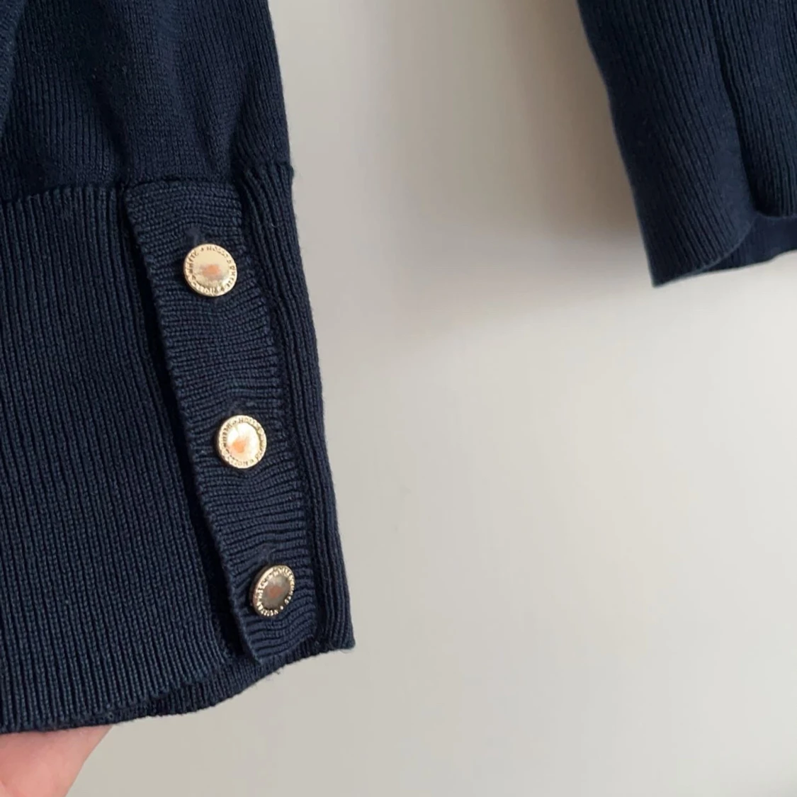 Mörkblå tröja med knappar - 2