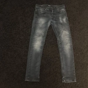 Blå jeans från Replay - Snygga blå jeans från Replay med en klassisk femficksdesign och en lätt tvättad look. De har en knappgylf och är perfekta för en avslappnad stil.
