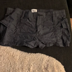 Stretchiga shorts från Urban outfitters - Snygga shorts med stretch från Urban outfitters köpta för några sommrar sen i belgien, perfekta nu till sommaren💗