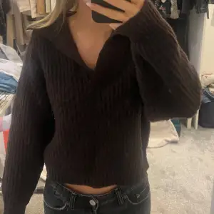 Säljer denna bruna stickad tröjan från Gina tricot. Tröjan är storlek XS och säljs nu för den inte används. Tror den köptes för 1 år eller lite mer. Pris kan diskuteras 🙏🏼