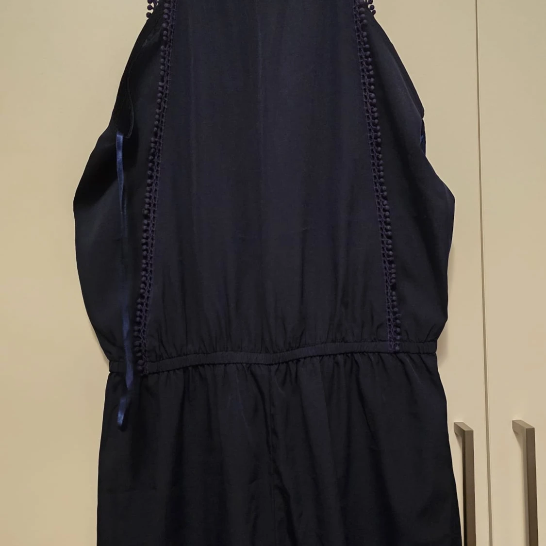 Mörkblå klänning med spetsdetaljer