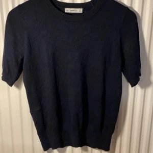 Marinblå tröja från Zara - Säljer en marinblå tröja från Zara. Tröjan har korta ärmar och en rund halsringning. Använd fåtal gånger och är i ett mycket bra skick!🌸