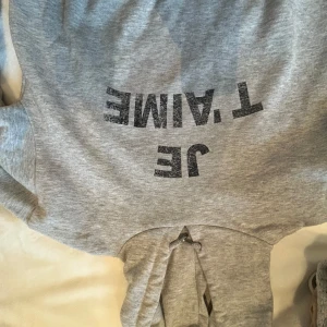 Hoodie från gina Young  - Lite nopprig vid armhålorna annars fint skick storlek 156/164