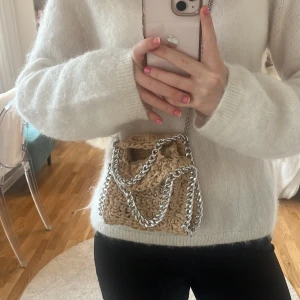 Virkad väska - Jätte snygg och unik virkad väska. Liknar Stella McCartney och köpt hos en tjej på insta! Perfekt till sommaren💝