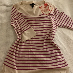 Randig tröja från Little Marc Jacobs - Säljer en söt randig tröja från Little Marc Jacobs i beige och rosa. Tröjan har trekvartsärmar och ett unikt broderat mönster med fåglar vid halsen. 