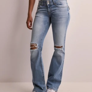 Low Waist jeans från nelly💞 - Jättesnygga Low Waist jeans från nelly. I storlek 42. Jag tycker den är normal i storleken. Säljer då jag köpte på Vinted men det var fel storlek. De är i jättebra skick. Hör av dig vid egna bilder. Säljs för 230, då det var det jag köpte de för, nypris 700 kr💞💞
