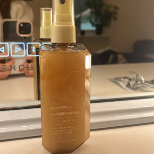 Shimmer Shine från Kevin Murphy - Säljer en flaska Shimmer Shine från Kevin Murphy. Denna glansspray ger håret en fantastisk lyster och doftar underbart. Perfekt för att fräscha upp håret och ge det en extra glansig finish. Flaskan är i en snygg, geometrisk design och innehåller 100 ml.🤩🤩