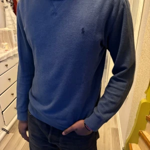 Blå tröja från Polo Ralph Lauren - Tvärfet ralph lauren tröja som aldrig är använd bara på provning. Tröjan är väldigt bra skick och har en bra passform. Den är storlek S men passar även M. Top kvalitet på materialet och känns väldigt bra på kroppen// tfselling 