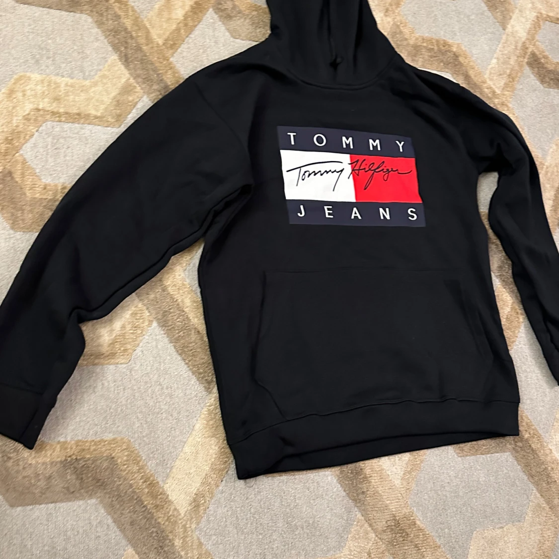 Svart hoodie från Tommy Hilfiger - 1