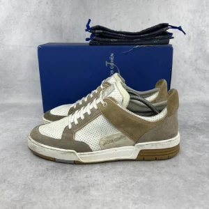 Jacob Cohen sneakers - Super snygga sneakers från Jacob Cohen. De är tillverkade i en kombination av mocka och syntetmaterial, skick 8.5/10, nypris ca 7699 kr, mitt pris enbart 1699🤝 Ytterligare detaljer eller bilder? Kontakta oss genom PM😃