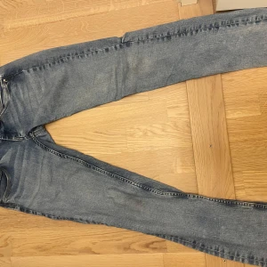 Blå jeans från pepe jeans - Snygga blå jeans från Pepe jeans i straight modell med en låg midja i storlek 27/32!🥰