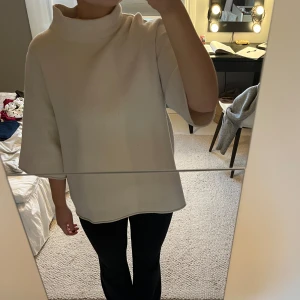 Vit tröja från Zara - Säljer denna tröja från Zara. Använd ungefär 3 gånger och skicket är fortfarande som nytt.