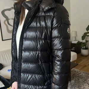 Moncler jacka bady short down  - Köpt för 3 år sedan från monclers hemsida, har inget original kvitto kvar tyvärr men betalnings bekräftelse. Väldigt sparsamt använd. Storlek 4/M men passar S. Retail price 17580kr