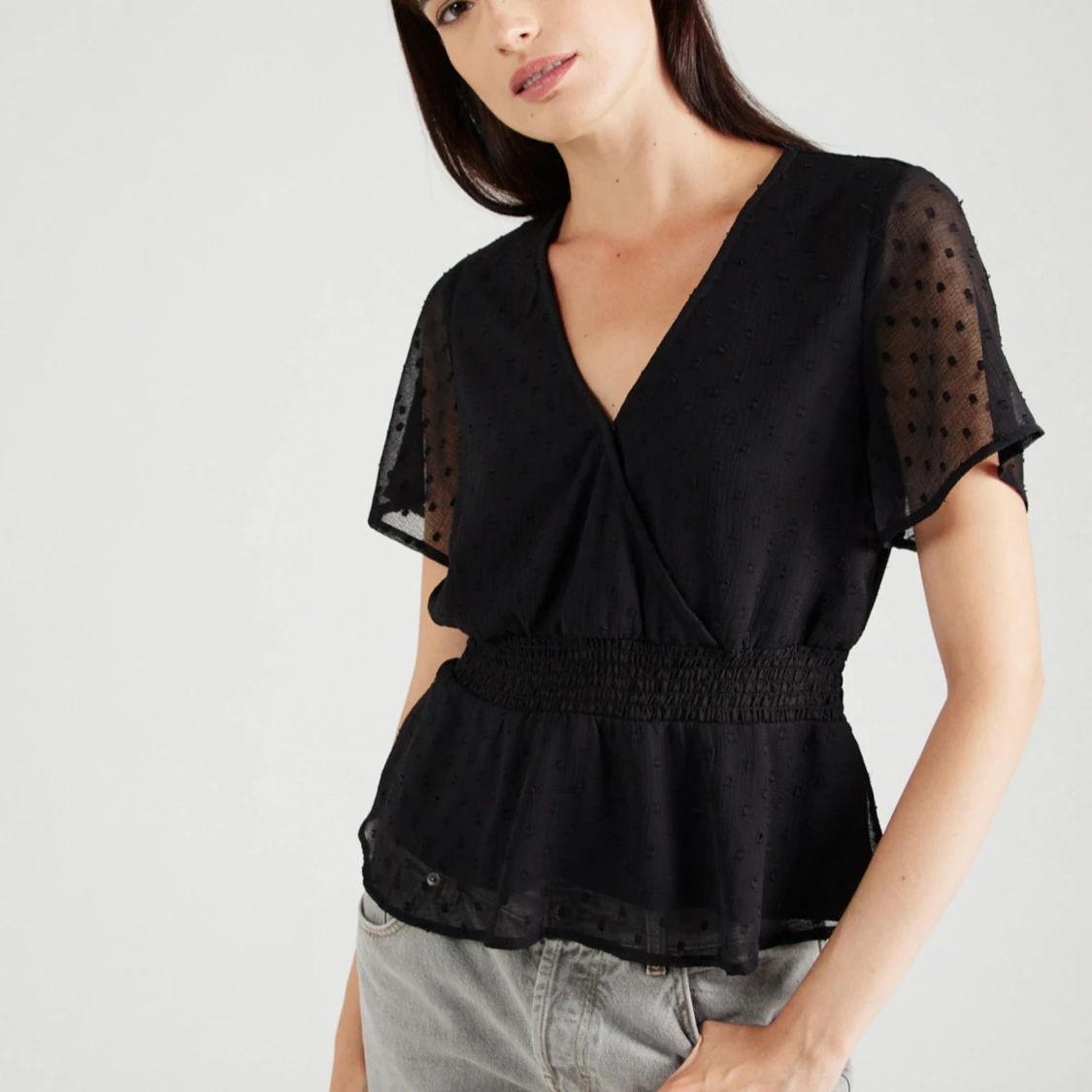 Svart blus med prickigt mönster - 1