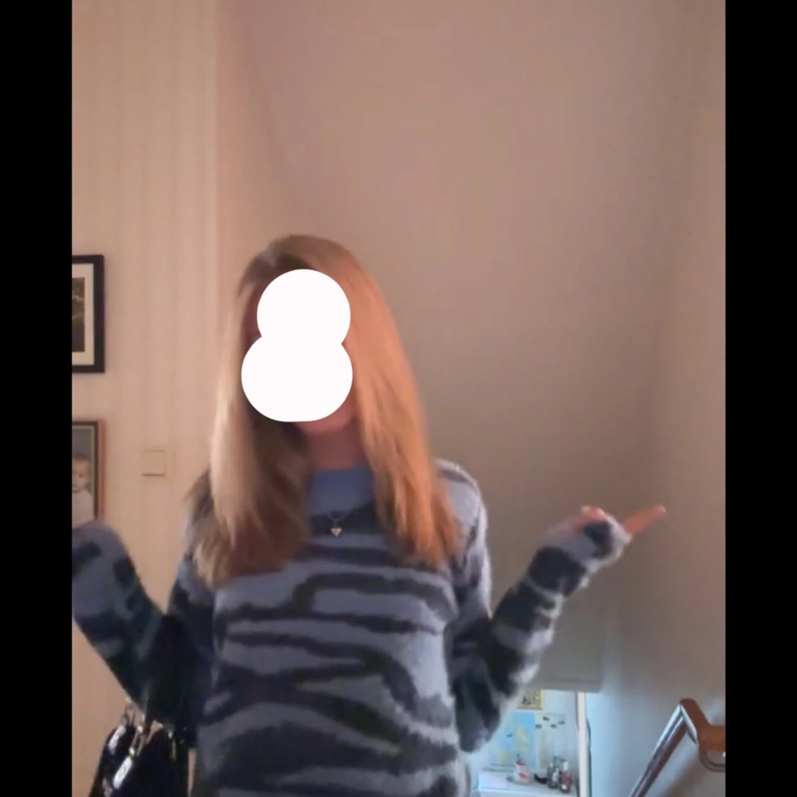 Blå och svart mönstrad tröja från B. Young