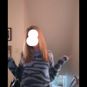 Blå och svart mönstrad tröja från B. Young - Säljer en snygg blå och svart tröja från B. Young med ett unikt mönster. Tröjan är inte alls stickig och i jätte bra skick💕