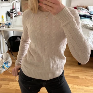 100% kashmir tröja från Soft Goat - Supersnygg rosa-beige kabelstickad tröja från Soft Goat. Gjord av 100% kashmir och är i super bra skick. Köpt för ca 2800kr. Pris är diskuterbart, skriv vid frågor eller för fler bilder💞