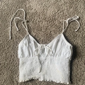 Vit linnetopp från Gina Tricot - Säljer en söt vit linnetopp från Gina Tricot. Har inte kommit till användning 