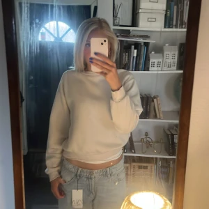 Beige sweatshirt - Säljer en stilren beige sweatshirt med rund hals och långa ärmar. Perfekt för en basic outfit!💛