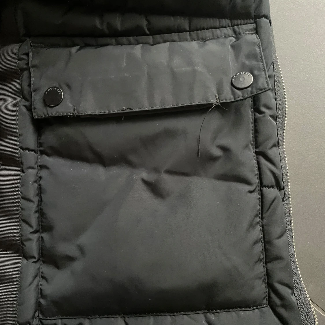 Svart dunjacka från Everest - 2