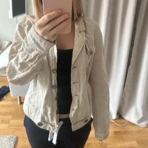 Linne jacka  - Såå fin Linne jacka!! Jag har klippt bort axel vaddering ( se bild ) men hur fin som hälsat utan!! 100%linne 💞