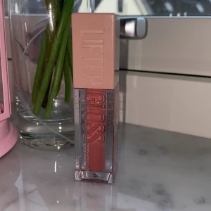 Maybelline läppglans 006 REEF - Läppglans Lifter Gloss i nyansen Reef. Perfekt för att få dina läppar att de glansiga och framträdande ut. Har ändats andvänt den någon gång, säljer den pga att den inte var min färg💗💗