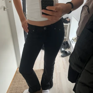 Svarta bootcut jeans - Säljer dessa jättesnygga bootcut jeans pågrund av att de är för små för mig. Det står ingen storlek i byxorna och de är köpta secondhand. Men jag skulle säga att de är i storlek xs☺️☺️💖