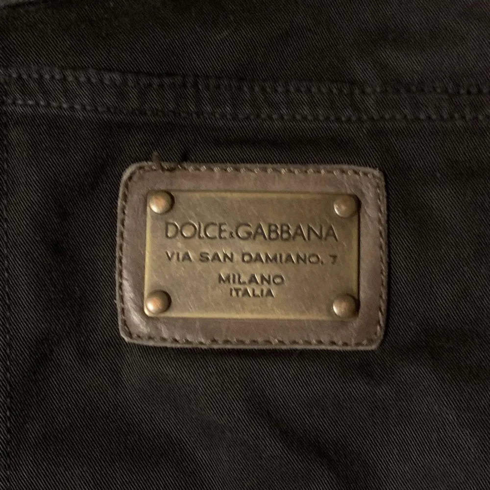 Snygga svarta byxor från Dolce & Gabbana med en klassisk design. Byxorna har en rak passform och är tillverkade i Italien. Perfekta för en stilren look.. Farkut & Housut.