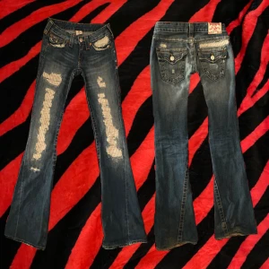 True Religion Jeans - Skitsnygga trueys som är bootcut och lågmidjade. Jättebra skick, storlek 25❤️