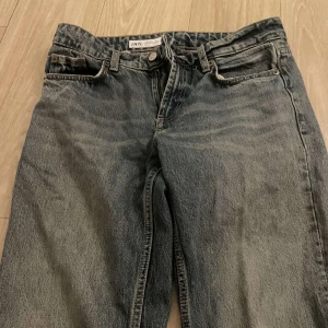 Blå jeans från Zara - Säljer ett par baggy blå jeans från Zara. De har en rak passform och är tillverkade i denim med en lätt tvättad look. Perfekta för en avslappnad stil.