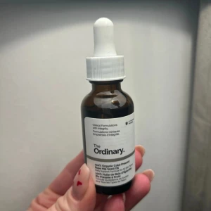 100% Organic Cold-Pressed Rose Hip Seed Oil från The Ordinary - Säljer en flaska med 100% Organic Cold-Pressed Rose Hip Seed Oil från The Ordinary. Den kommer i en brun glasflaska med pipett för enkel applicering. Perfekt för att återfukta och vårda huden med naturliga ingredienser.