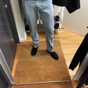 Ljusblå jeansbyxor  - Jeans från Brothers, East West. Storlek  W32, L32 Regular fit. Använda fåtal gånger. Inga tecken på användning. 