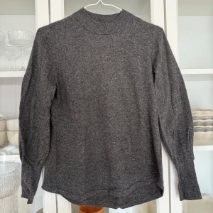Grå stickad tröja från Gina Tricot - Säljer en stilren grå stickad tröja från Gina Tricot. 