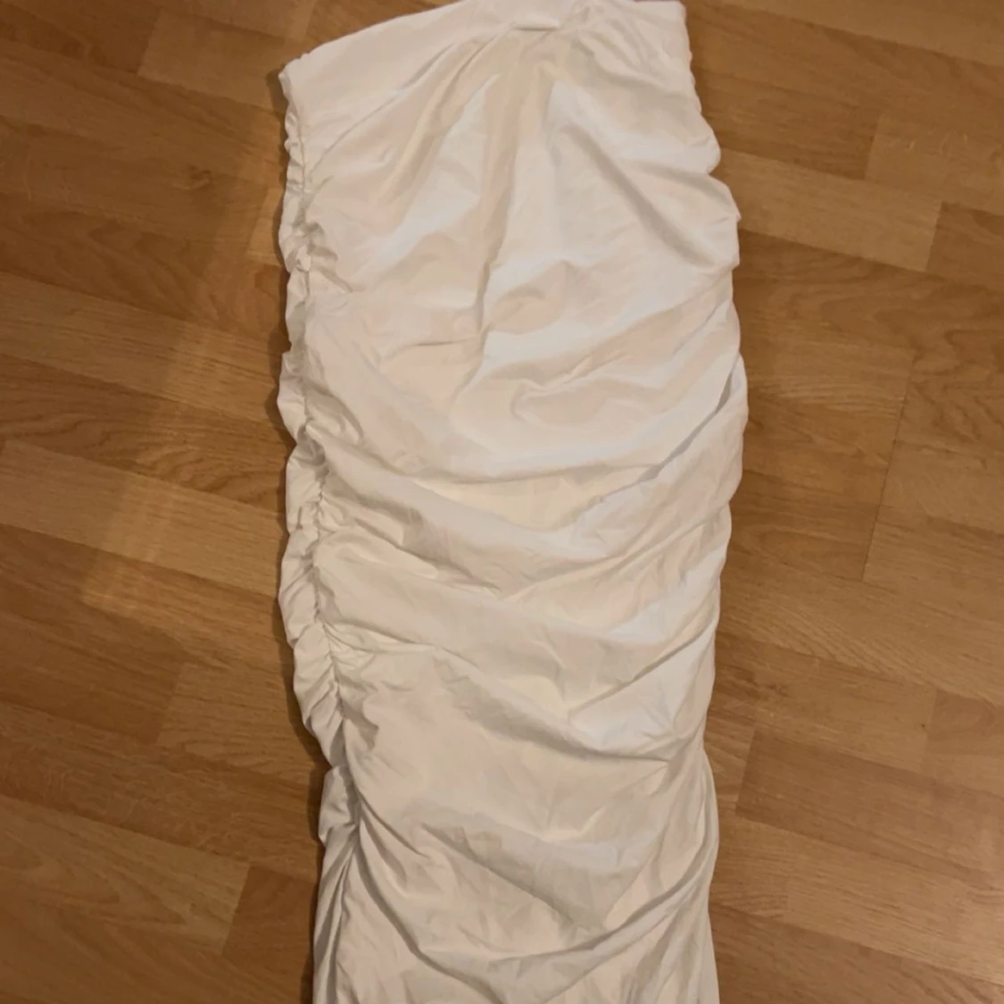 Vit långkjol med rynkdetaljer - 2