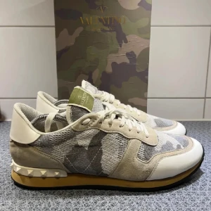 valentino rockrunners - Säljer dessa feta sällsynta rockrunners i bra skick. Box och dustbag följer med. Bara att skriva ifall ni har frågor. Pris går att diskutera! 