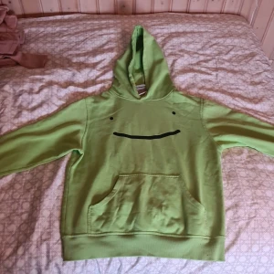 Dream tröja, strl S - Dream tröja köpt några år sen, mycket använd men bra skick förutom en färgfläck på baksidan av höger armen. Inga hål och tyget är i mycket bra skick. (Kan tvättas i varmvatten)