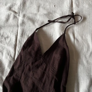 Långklänning med halterneck - Snygg brun halterneck klänning, det är en linneklänning så perfekt inför sommaren!😸🌟