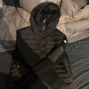 Moncler Cardigan - En riktig snygg cardigan för nu till våren och den köptes för 2400 för lite mindre än ett års sen priset kan diskuteras vid snabb köp