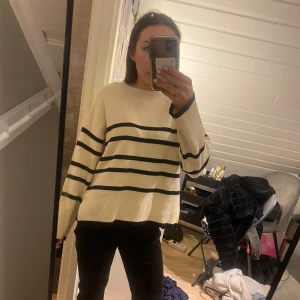 Randig sticakd tröja  - Stickad randig tröja ifrån vero Moda i storlek s köpt för 400kr 